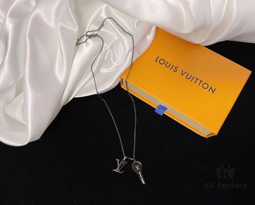 692fce6f99f2d84055c89a36 LV Necklace New Arrival 😍 This new L&V Letter Necklace features a key pendant, evoking the brand's long-standing trunk-making heritage and its legendary indestructible locks. In addition to the pendant, the necklace includes an L&V letter charm, both suspended from an elegant chain. The key blade is set with three sparkling diamonds, adding a brilliant and dazzling allure.