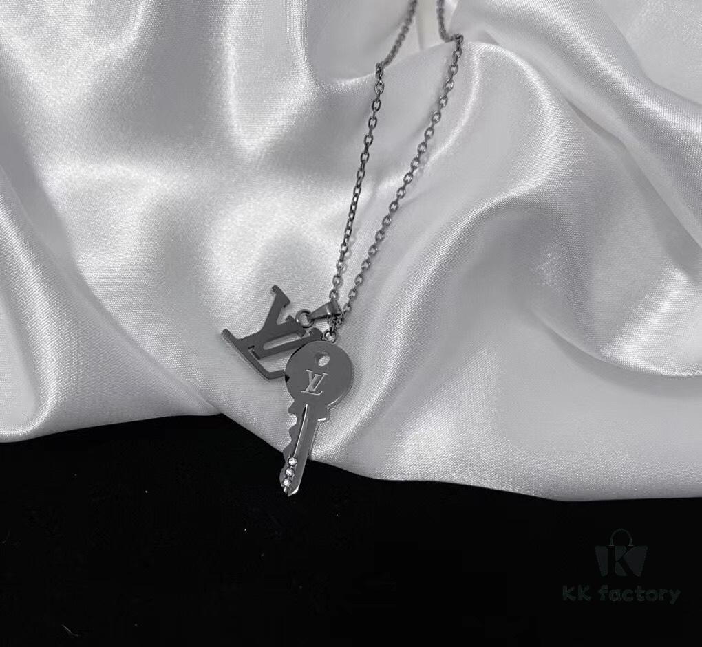 692fce7099f2d84055c89a38 LV Necklace New Arrival 😍 This new L&V Letter Necklace features a key pendant, evoking the brand's long-standing trunk-making heritage and its legendary indestructible locks. In addition to the pendant, the necklace includes an L&V letter charm, both suspended from an elegant chain. The key blade is set with three sparkling diamonds, adding a brilliant and dazzling allure.