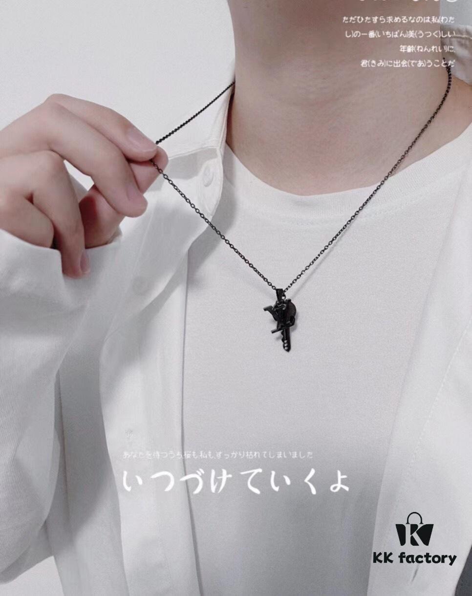 692fce7199f2d84055c89a39 LV Necklace New Arrival 😍 This new L&V Letter Necklace features a key pendant, evoking the brand's long-standing trunk-making heritage and its legendary indestructible locks. In addition to the pendant, the necklace includes an L&V letter charm, both suspended from an elegant chain. The key blade is set with three sparkling diamonds, adding a brilliant and dazzling allure.