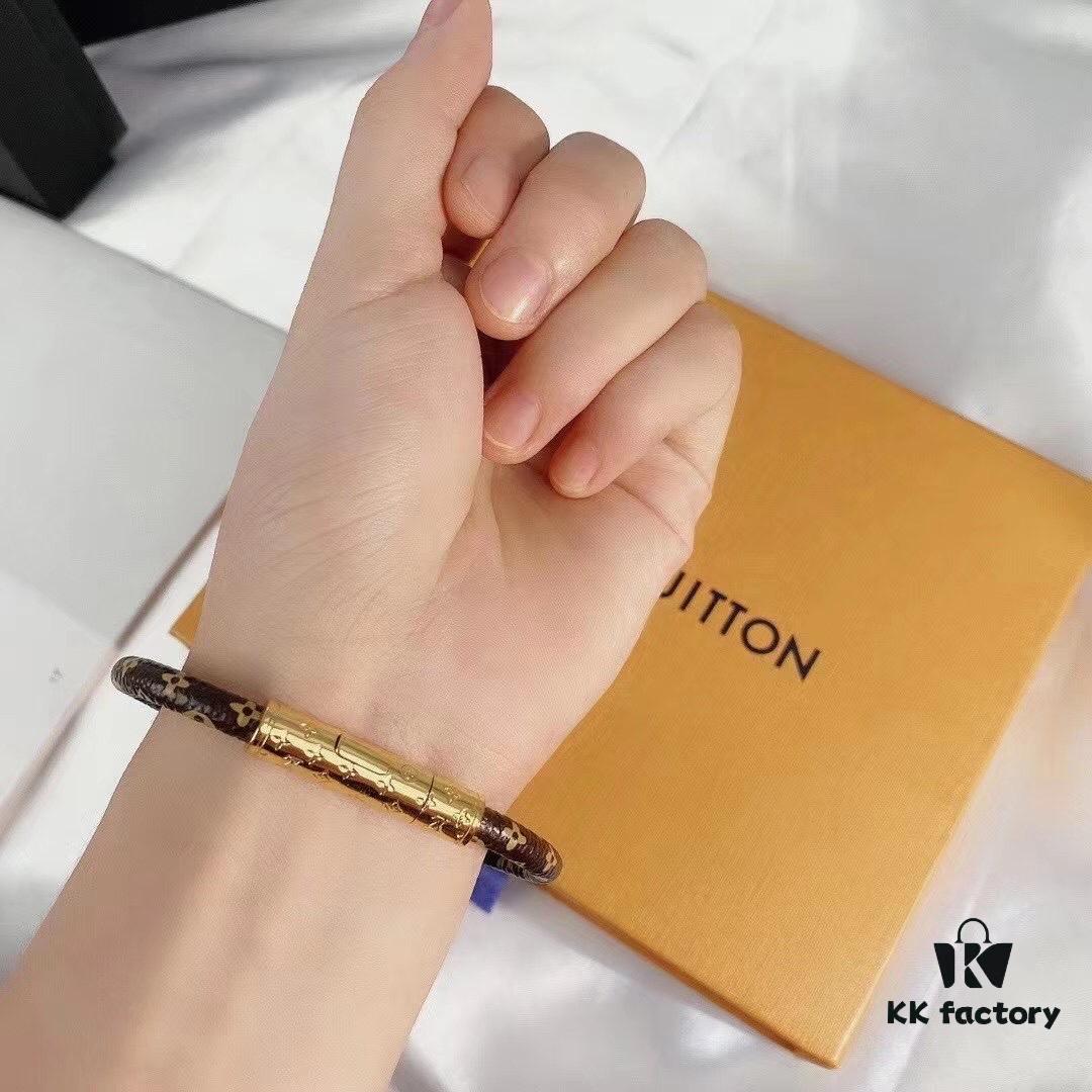 692fceec99f2d84055c89b10 LV New Plaid Leather Bracelet in Gold, Exuding Elegance with Unique Design, Bestseller Matching Buckle Strap, Ideal for Couples