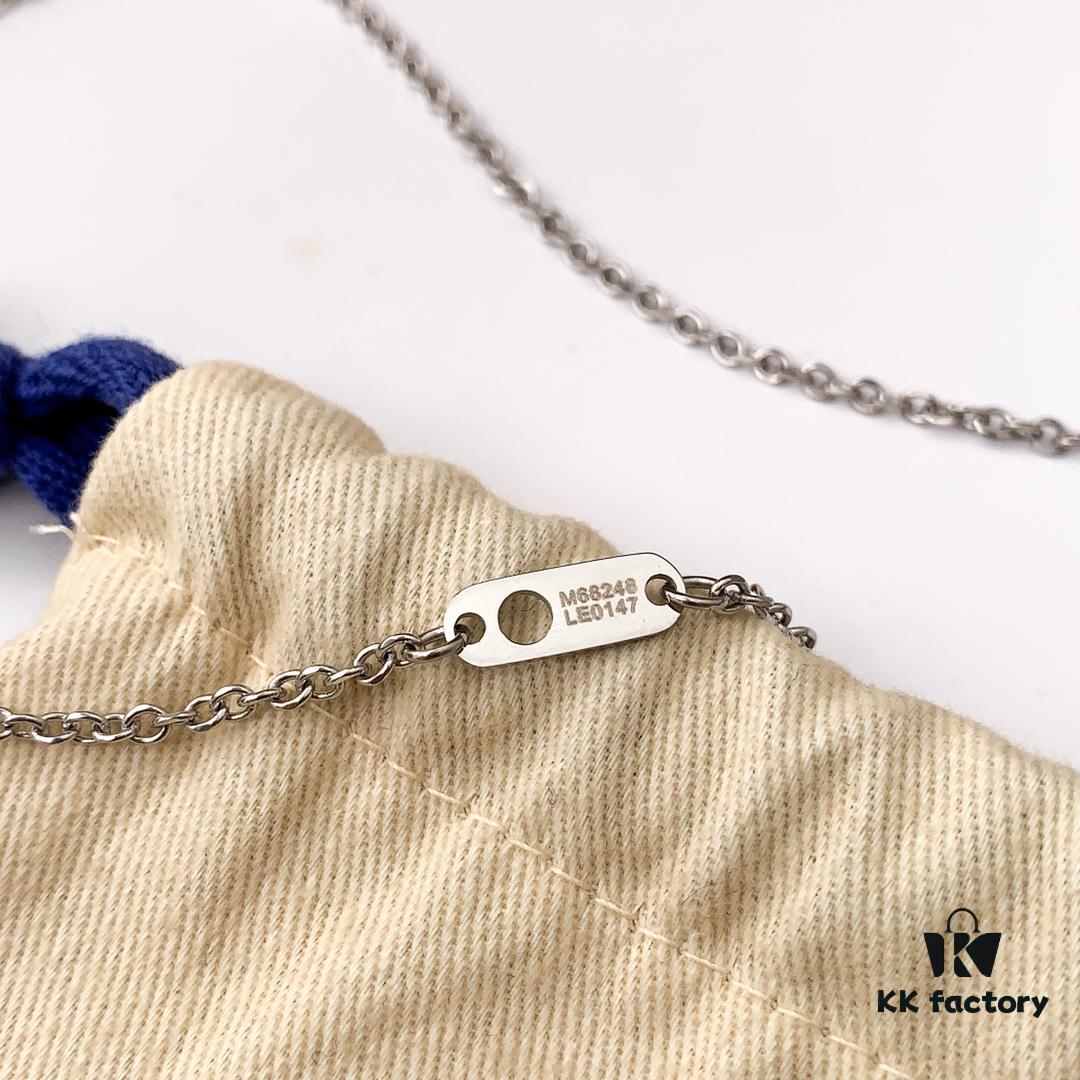 692fcf1699f2d84055c89b69 LV Latest MONOGRAM STRASS Unisex Necklace with Swarovski Crystals