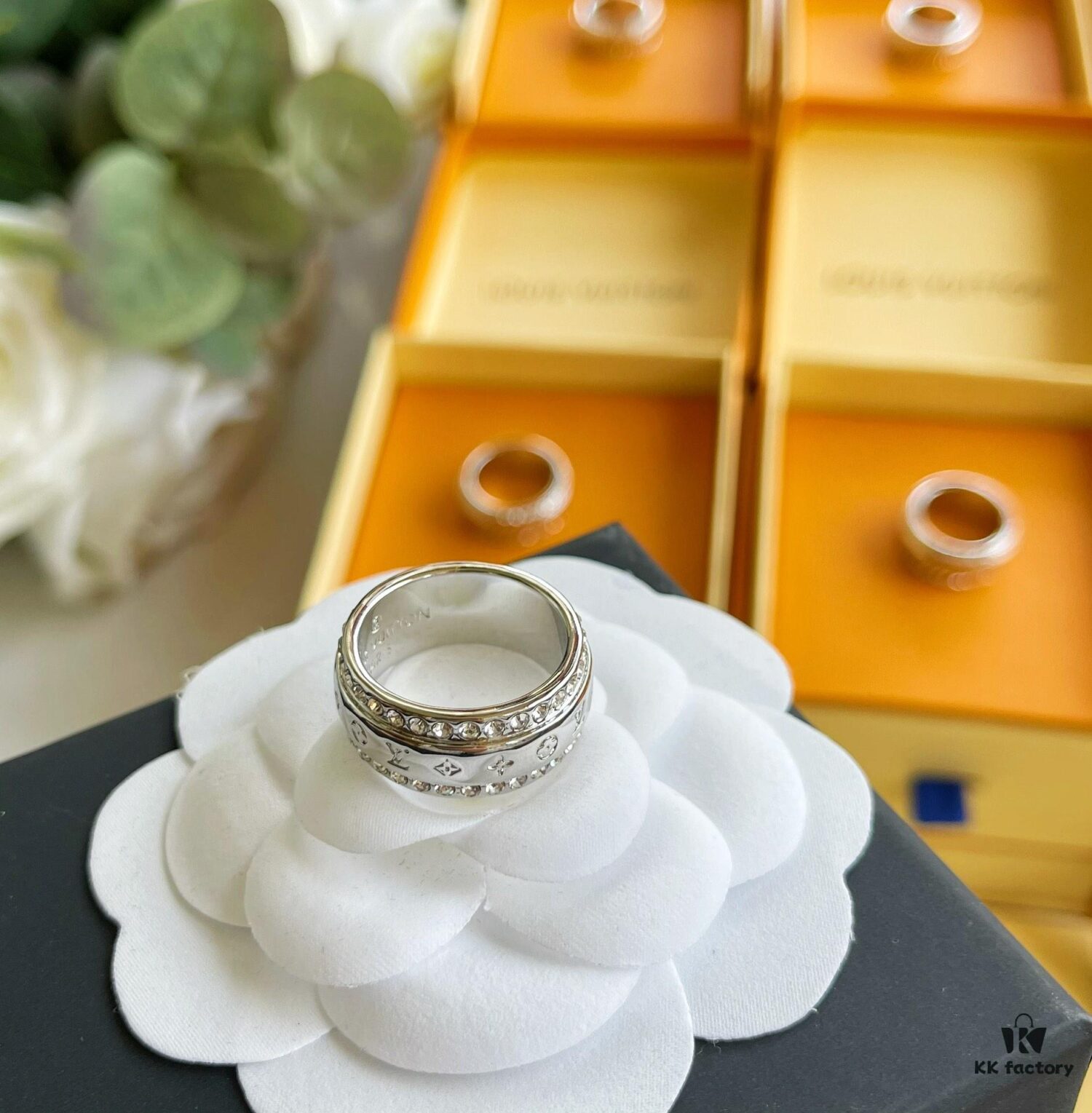 692fcf3599f2d84055c89b96 Louis Vuitton Couple's LV Ring, Unique Retro-Futuristic Design, Must-Have for Fashion-Forward Women