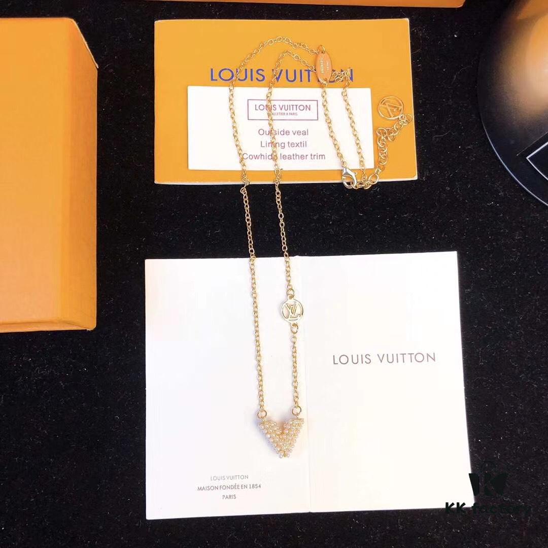 692fcf6b99f2d84055c89be6 LV Pearl Necklace Counter Exclusive, Limited Edition, Heavy Gold Plating, Elegant and Sophisticated, Versatile Design