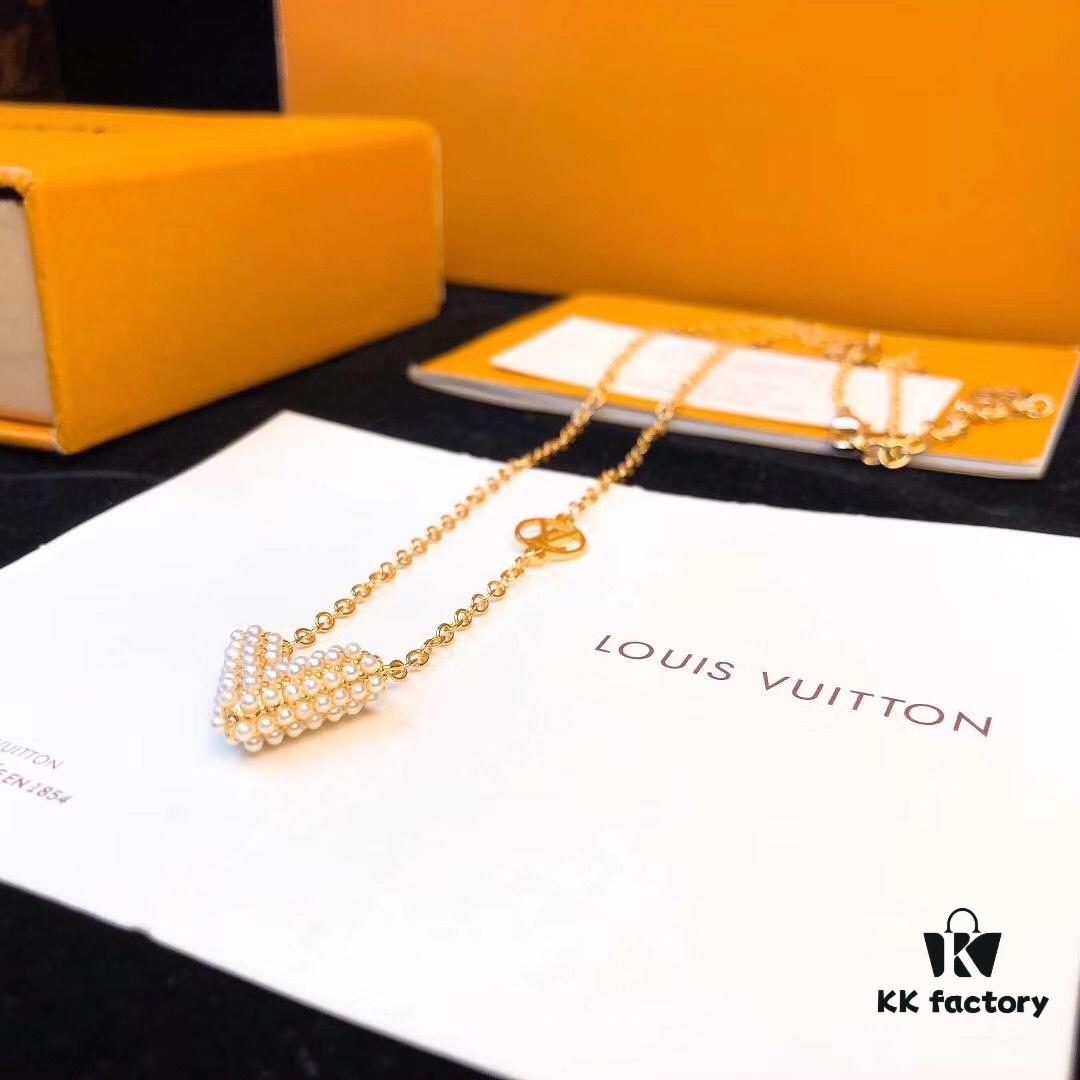692fcf6d99f2d84055c89bea LV Pearl Necklace Counter Exclusive, Limited Edition, Heavy Gold Plating, Elegant and Sophisticated, Versatile Design