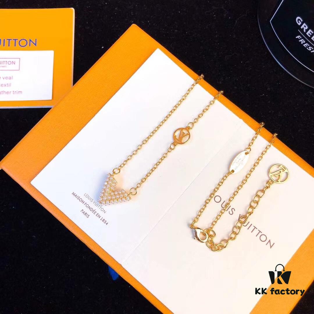 692fcf6d99f2d84055c89beb LV Pearl Necklace Counter Exclusive, Limited Edition, Heavy Gold Plating, Elegant and Sophisticated, Versatile Design