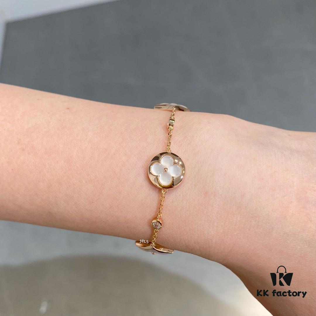 692fcfb199f2d84055c89c6c Four-flower bracelet, a fairy-like jewelry piece that's beautiful worn alone and doesn't require layeringâeconomical and elegant!