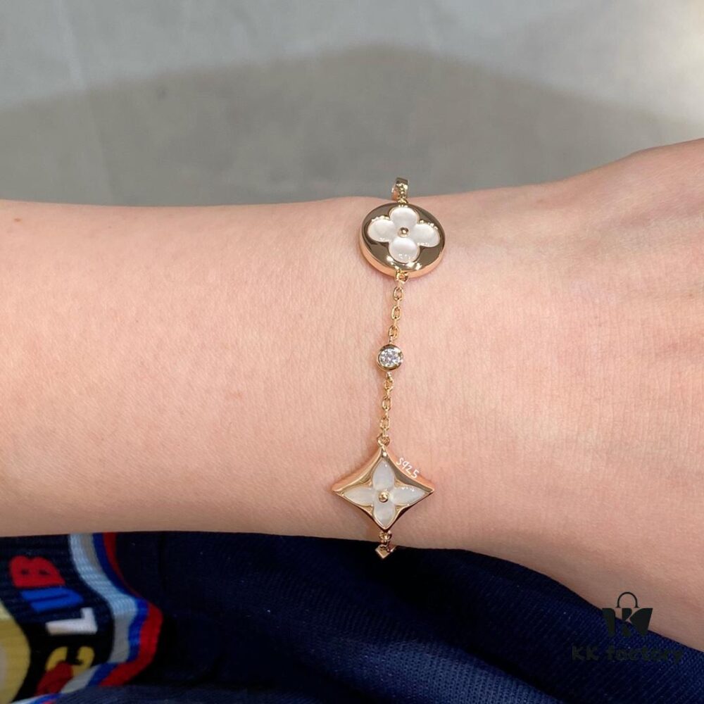 Four-flower bracelet, a fairy-like jewelry piece that's beautiful worn alone and doesn't require layering—economical and elegant!