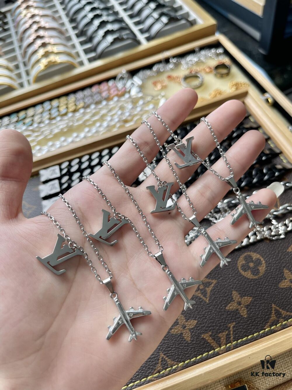 692fd0fd99f2d84055c89eb3 LV Airplane Necklace