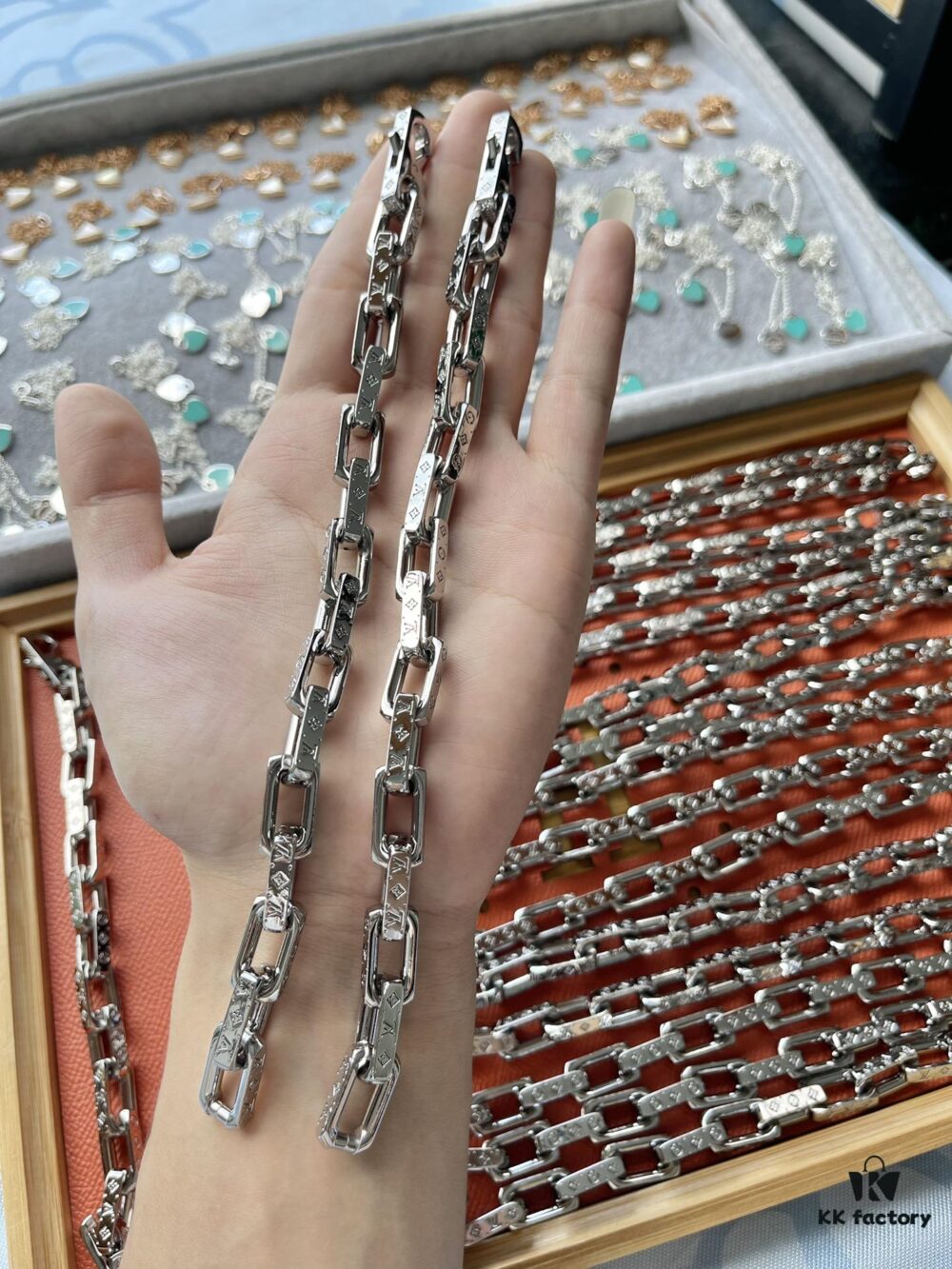 692fd10699f2d84055c89ec2 LV Tempered Bracelet