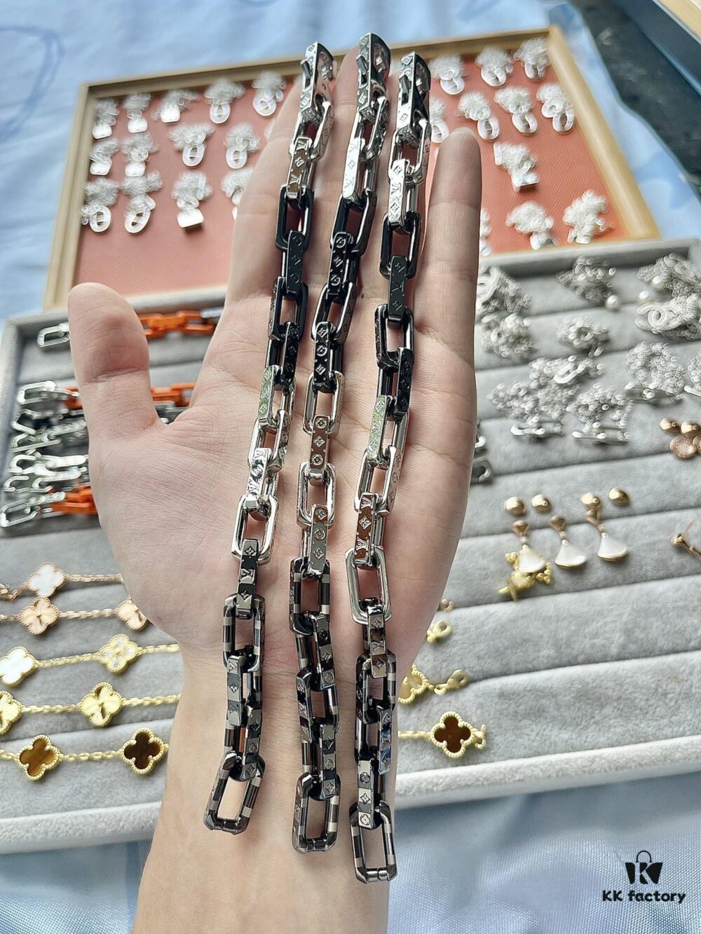 692fd10699f2d84055c89ec3 LV Tempered Bracelet