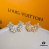 Hand-set Diamond CNC High Version Dogwood Flower Stud Earrings