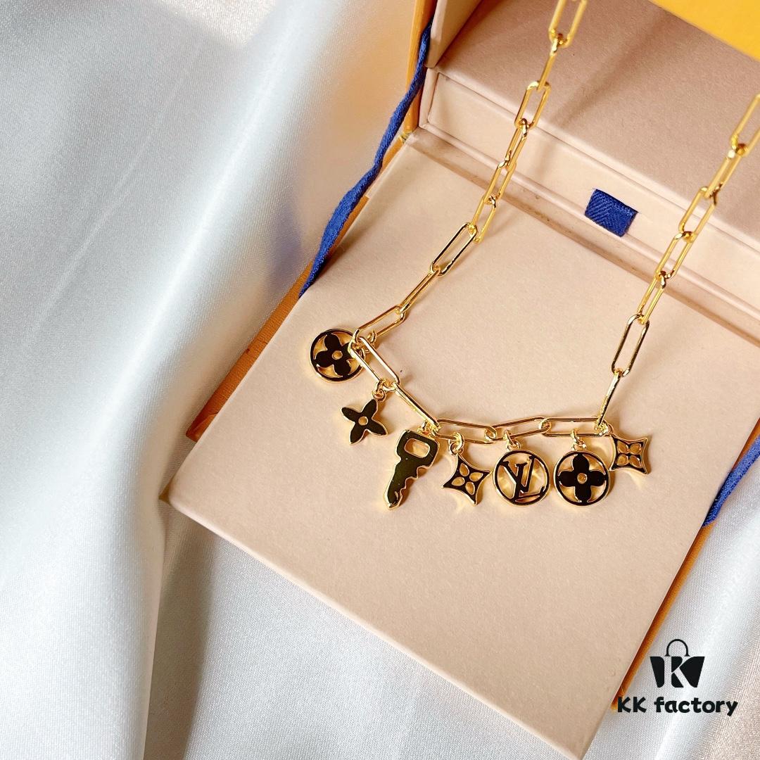 692fd10e99f2d84055c89ed2 👑LV Louis Vuitton Fall/Winter 2021 Fashion Chunky Chain Multi-Floral Necklace, New Arrival, Stylish Combination with LV Signature Elements, Official Website Selected Design Featuring Brilliant Faceted Craftsmanship for a Lustrous, Eye-Catching Shine from Every Angle, Elegant and Highly Recognizable with Minimalist Design