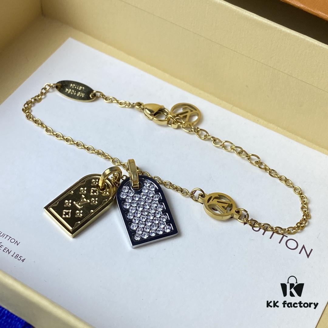692fd11499f2d84055c89edb A pair of name tags engraved with the classic LV Initials signature, featuring contrasting gold and silver finishes, a soft pearl chain, and a buckle adorned with the LV Circle logo.