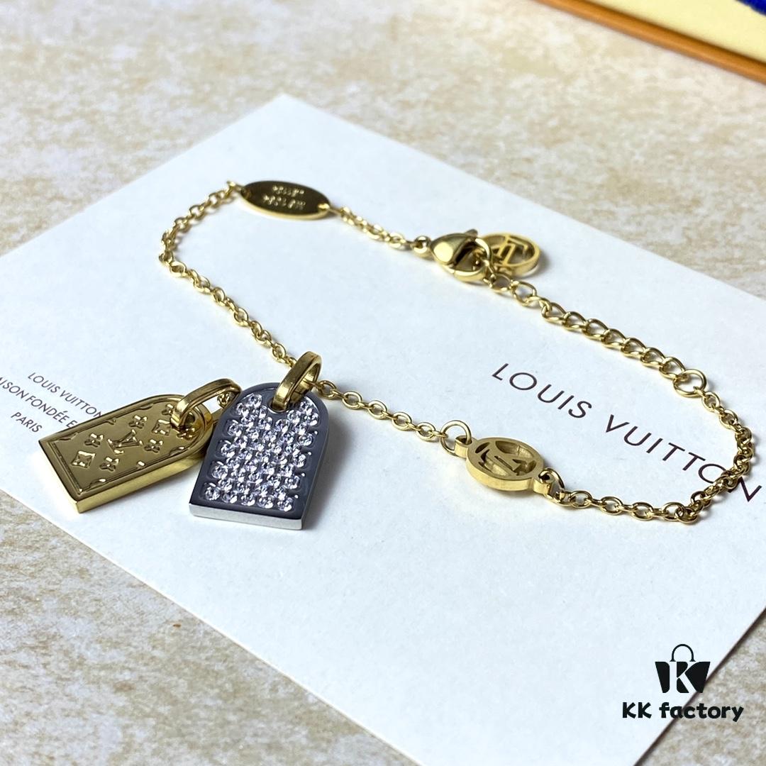 692fd11899f2d84055c89edf A pair of name tags engraved with the classic LV Initials signature, featuring contrasting gold and silver finishes, a soft pearl chain, and a buckle adorned with the LV Circle logo.