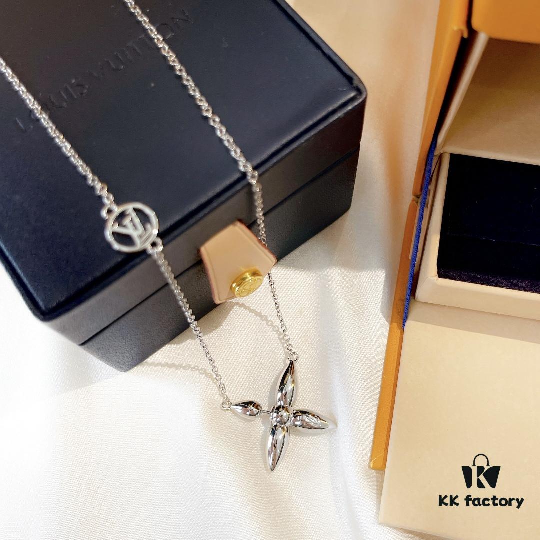 692fd12099f2d84055c89ef0 LV Louis Vuitton 2021 Bestseller ZP Out of Stock Smooth Flawless Series Pea Cross Necklace Vintage Super Stylish Look