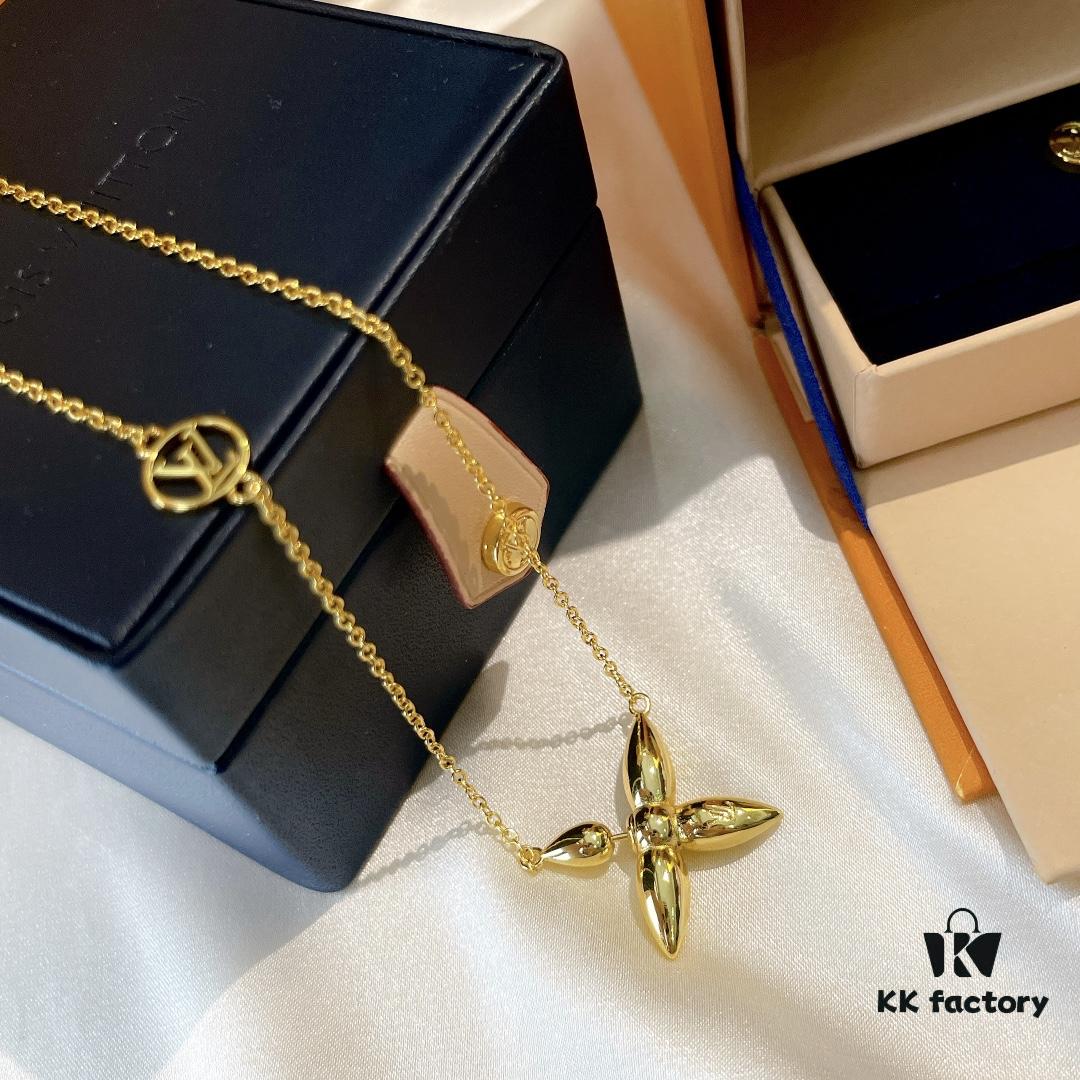 692fd12199f2d84055c89ef2 LV Louis Vuitton 2021 Bestseller ZP Out of Stock Smooth Flawless Series Pea Cross Necklace Vintage Super Stylish Look