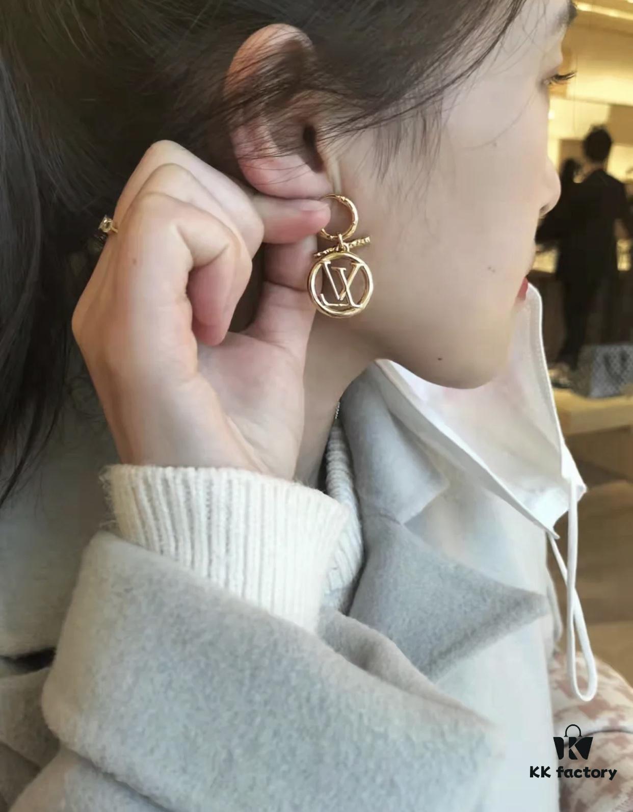692fd12599f2d84055c89efa Lv Louis Vuitton 2022 Spring-Summer New Arrival Retro LV Letter OT Earrings