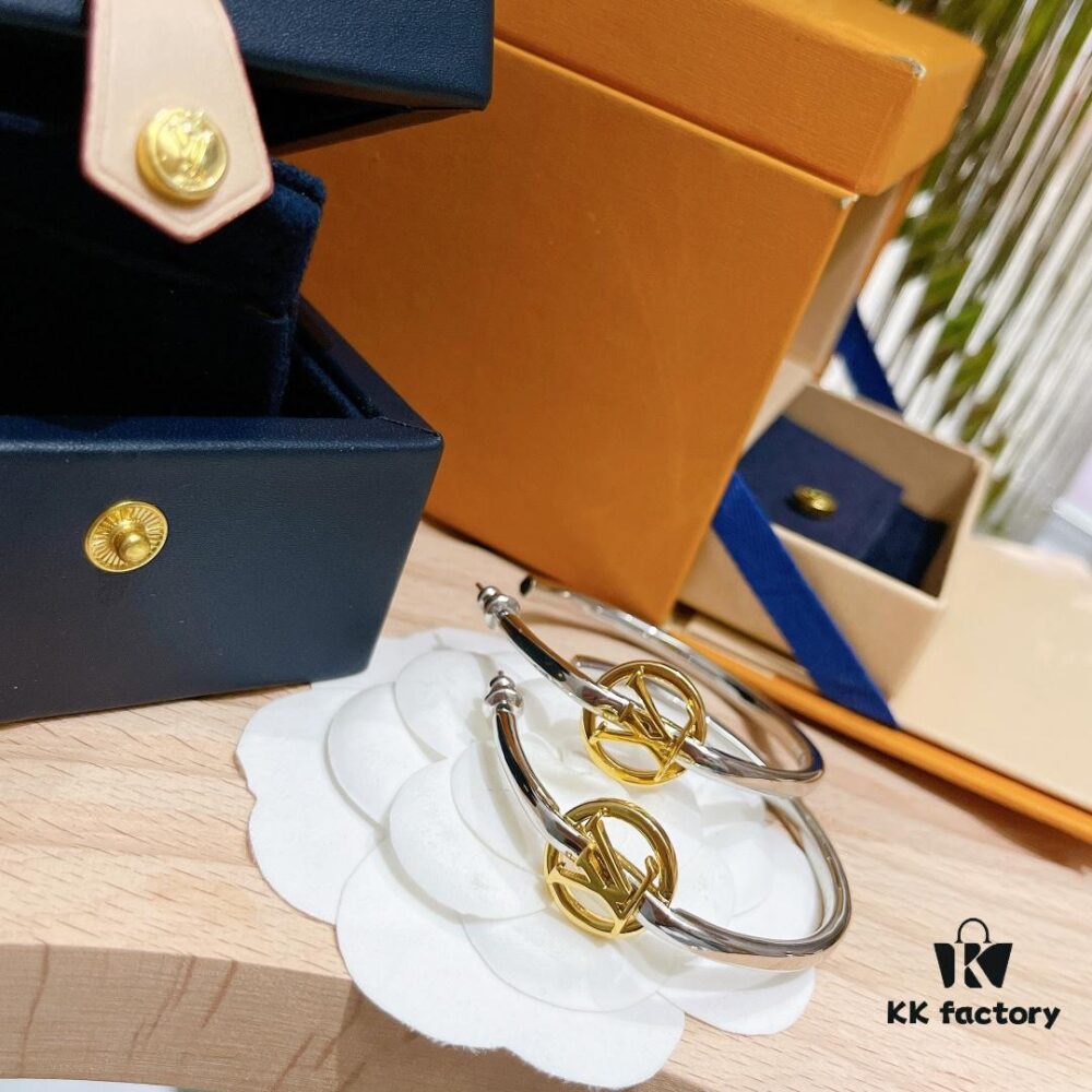 692fd12899f2d84055c89eff LV 2022 New Arrival Gold and Silver Dual-Tone Crescent Hook Earrings Louis Vuitton Luxury Custom Thick Gold Plating One-to-One Craftsmanship