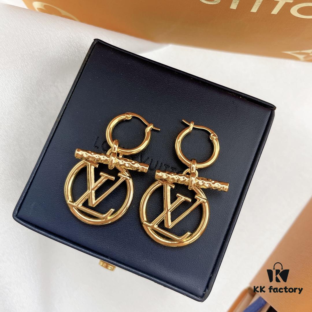692fd12a99f2d84055c89f01 Lv Louis Vuitton 2022 Spring-Summer New Arrival Retro LV Letter OT Earrings