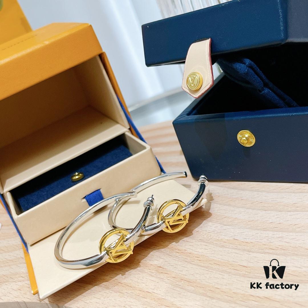 692fd12b99f2d84055c89f02 LV 2022 New Arrival Gold and Silver Dual-Tone Crescent Hook Earrings Louis Vuitton Luxury Custom Thick Gold Plating One-to-One Craftsmanship