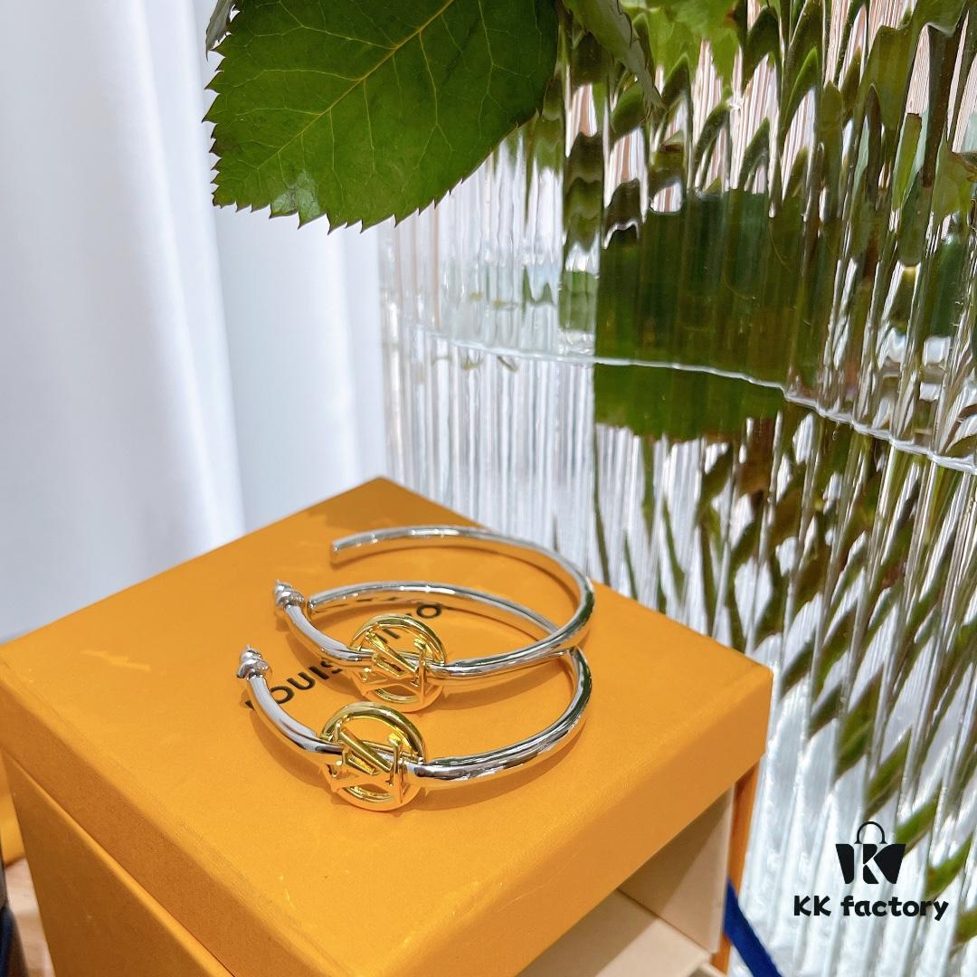 692fd12c99f2d84055c89f04 LV 2022 New Arrival Gold and Silver Dual-Tone Crescent Hook Earrings Louis Vuitton Luxury Custom Thick Gold Plating One-to-One Craftsmanship