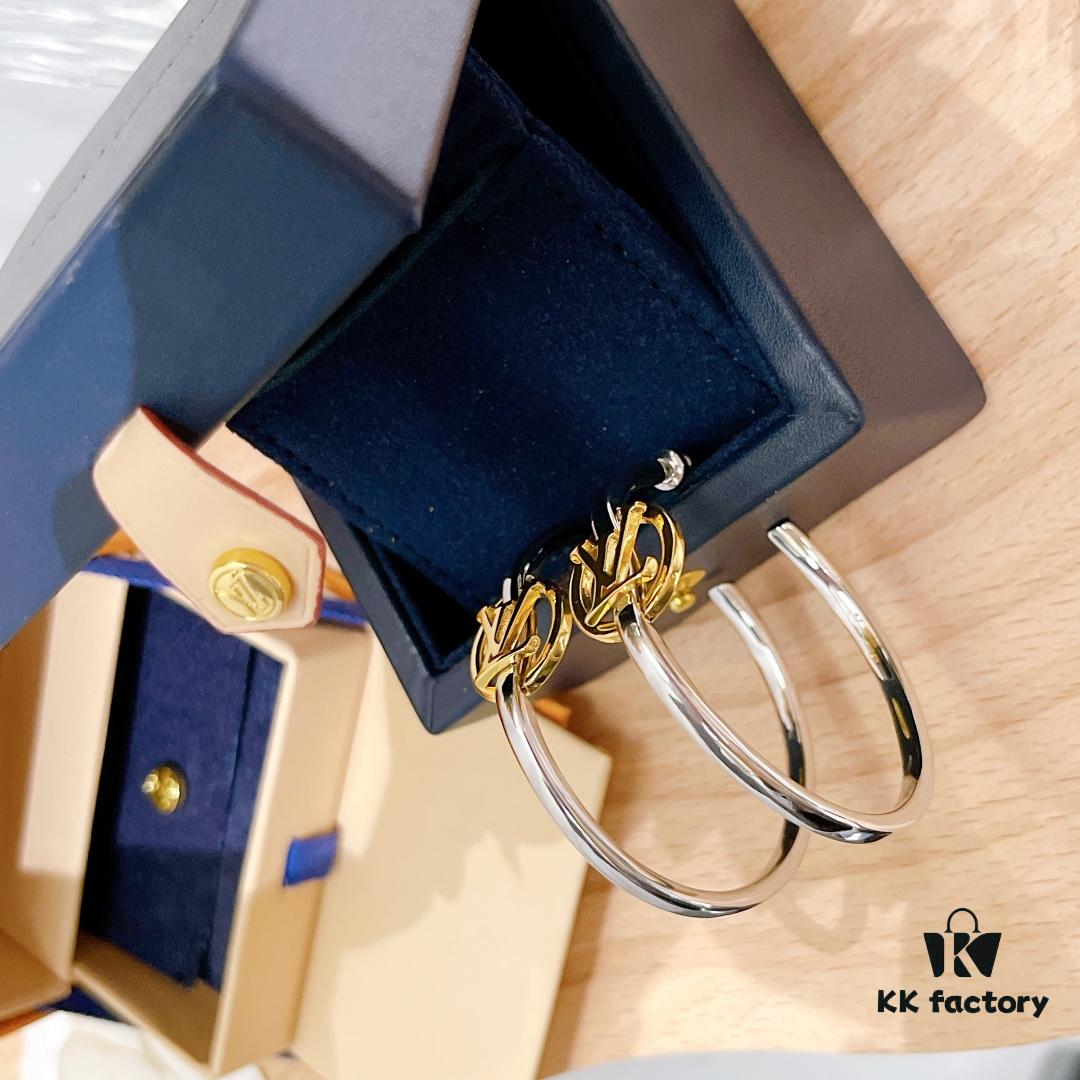 692fd12e99f2d84055c89f08 LV 2022 New Arrival Gold and Silver Dual-Tone Crescent Hook Earrings Louis Vuitton Luxury Custom Thick Gold Plating One-to-One Craftsmanship