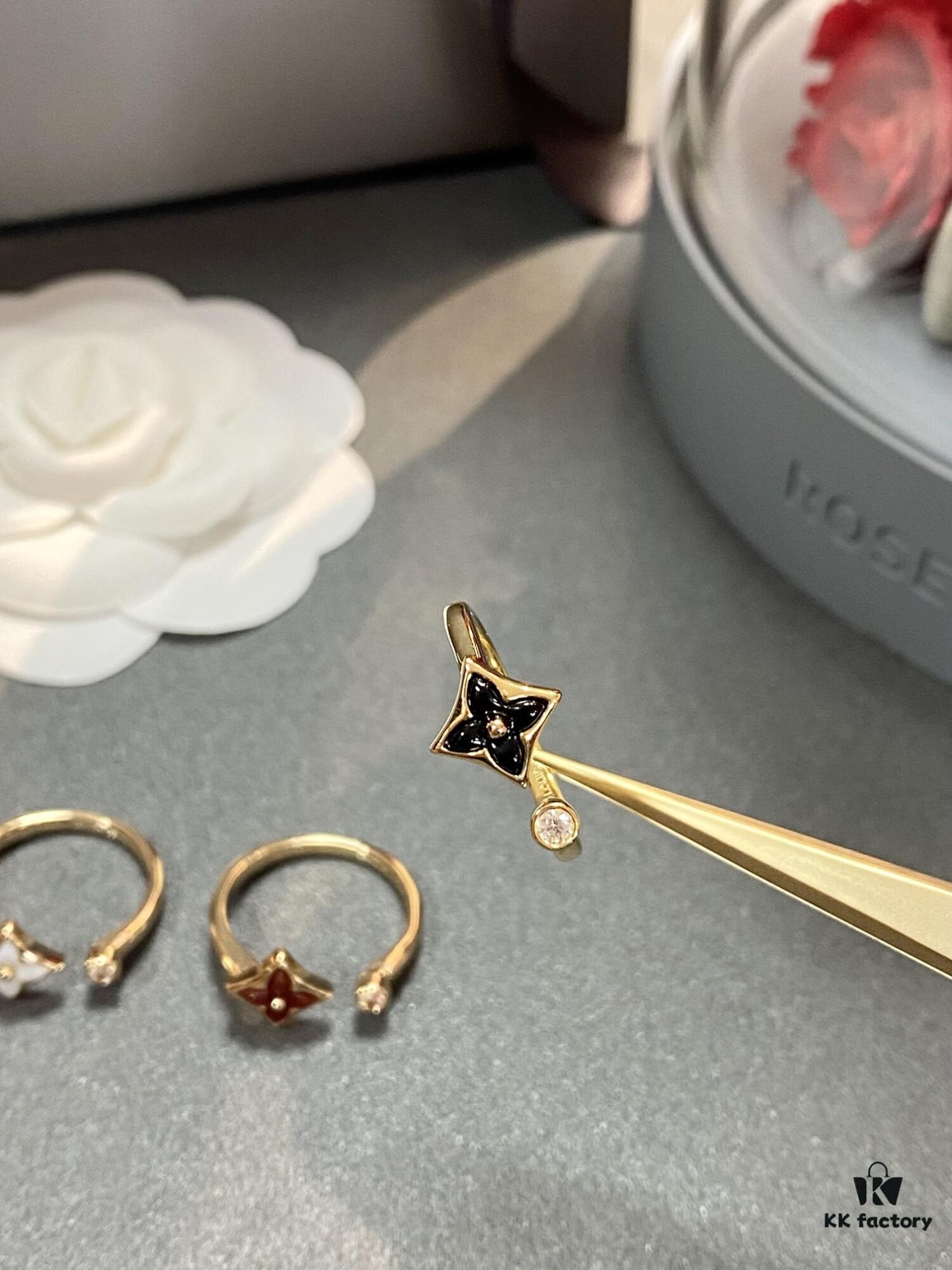 692fd13b99f2d84055c89f22 New Arrival Louis Vuitton LV Mother-of-Pearl Clover Double Flower Ring Set, Minimalist and Elegant Style, Classic Versatile Jewelry, Premium German-Imported V Gold Plated with Thick Gold Coating, Default Rose Gold, Available in Yellow and White Gold