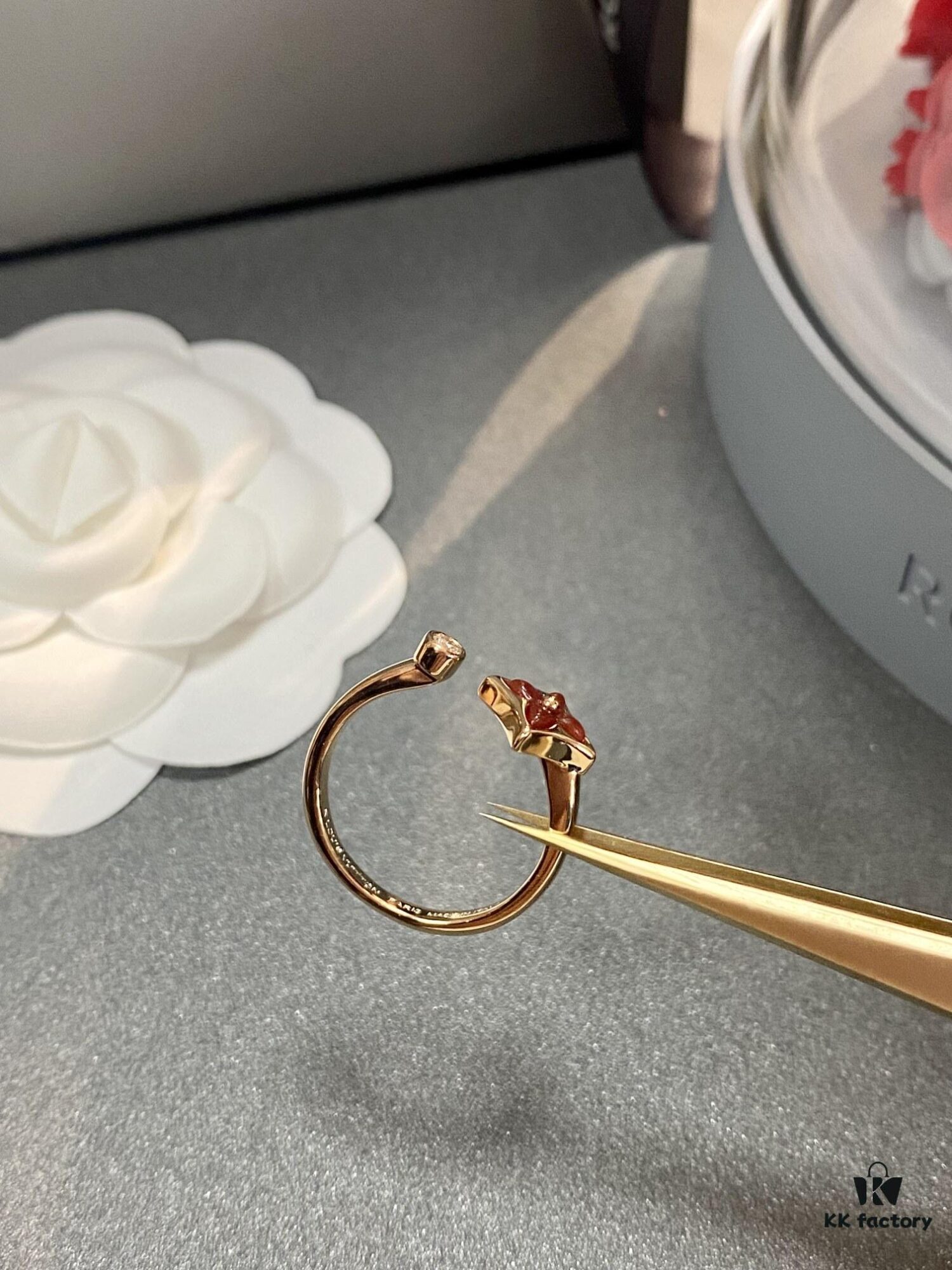 692fd13d99f2d84055c89f24 New Arrival Louis Vuitton LV Mother-of-Pearl Clover Double Flower Ring Set, Minimalist and Elegant Style, Classic Versatile Jewelry, Premium German-Imported V Gold Plated with Thick Gold Coating, Default Rose Gold, Available in Yellow and White Gold