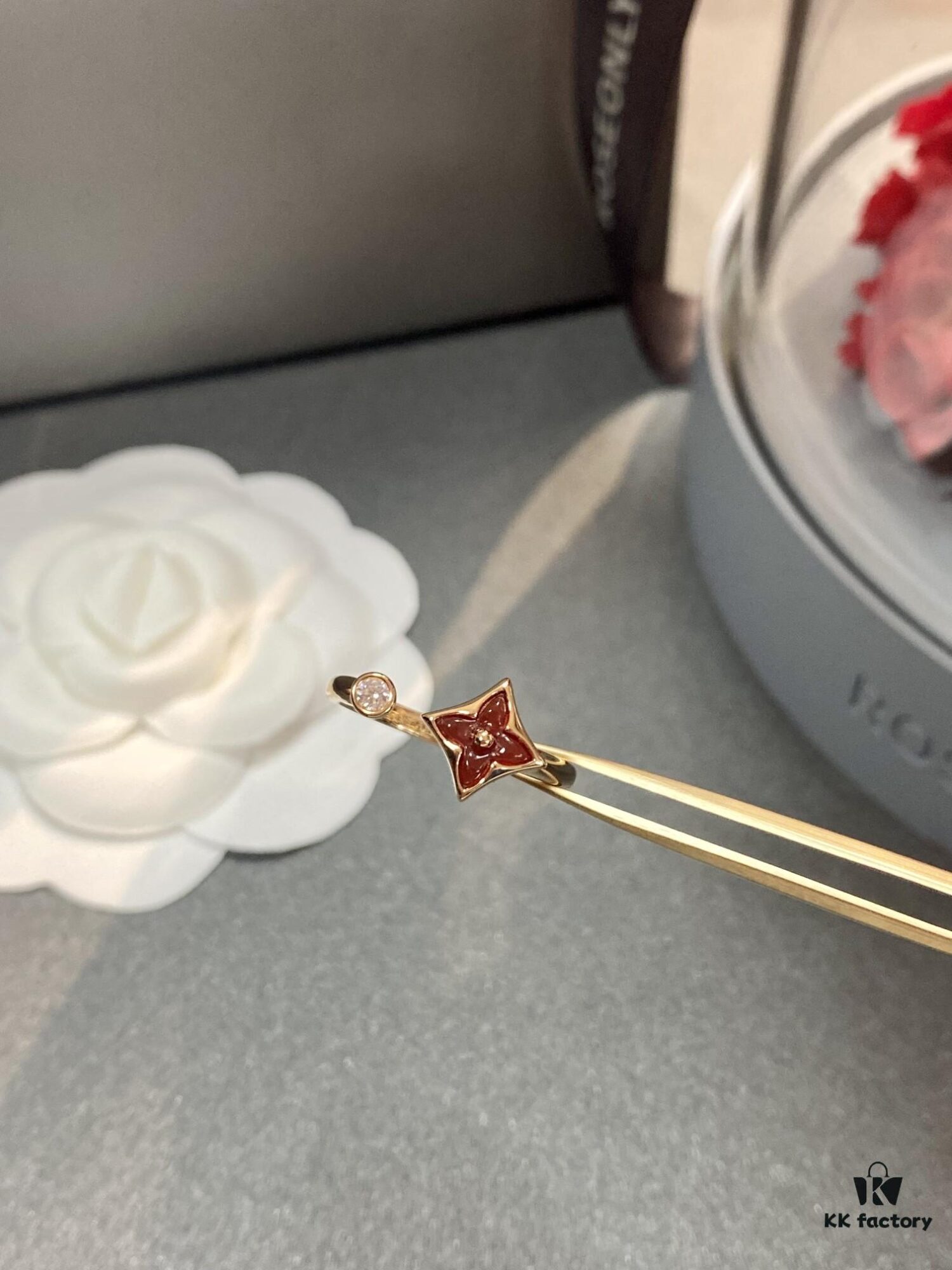 692fd13e99f2d84055c89f25 New Arrival Louis Vuitton LV Mother-of-Pearl Clover Double Flower Ring Set, Minimalist and Elegant Style, Classic Versatile Jewelry, Premium German-Imported V Gold Plated with Thick Gold Coating, Default Rose Gold, Available in Yellow and White Gold