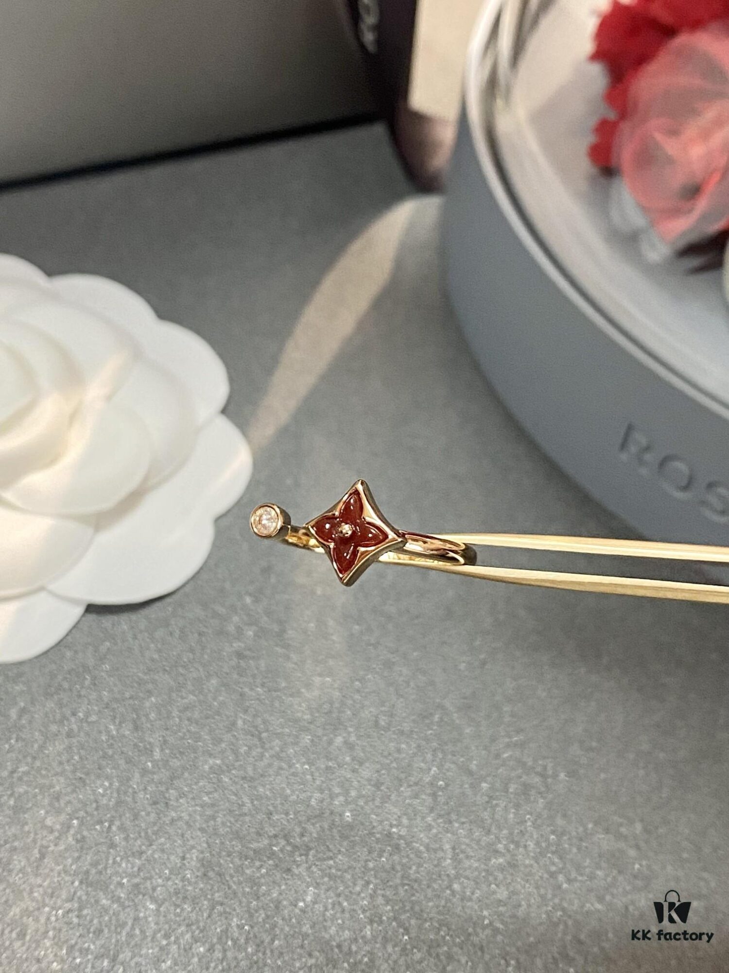 692fd13e99f2d84055c89f27 New Arrival Louis Vuitton LV Mother-of-Pearl Clover Double Flower Ring Set, Minimalist and Elegant Style, Classic Versatile Jewelry, Premium German-Imported V Gold Plated with Thick Gold Coating, Default Rose Gold, Available in Yellow and White Gold