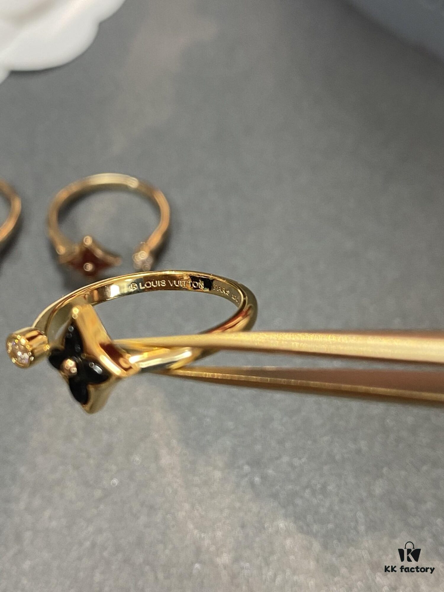 692fd13e99f2d84055c89f28 New Arrival Louis Vuitton LV Mother-of-Pearl Clover Double Flower Ring Set, Minimalist and Elegant Style, Classic Versatile Jewelry, Premium German-Imported V Gold Plated with Thick Gold Coating, Default Rose Gold, Available in Yellow and White Gold