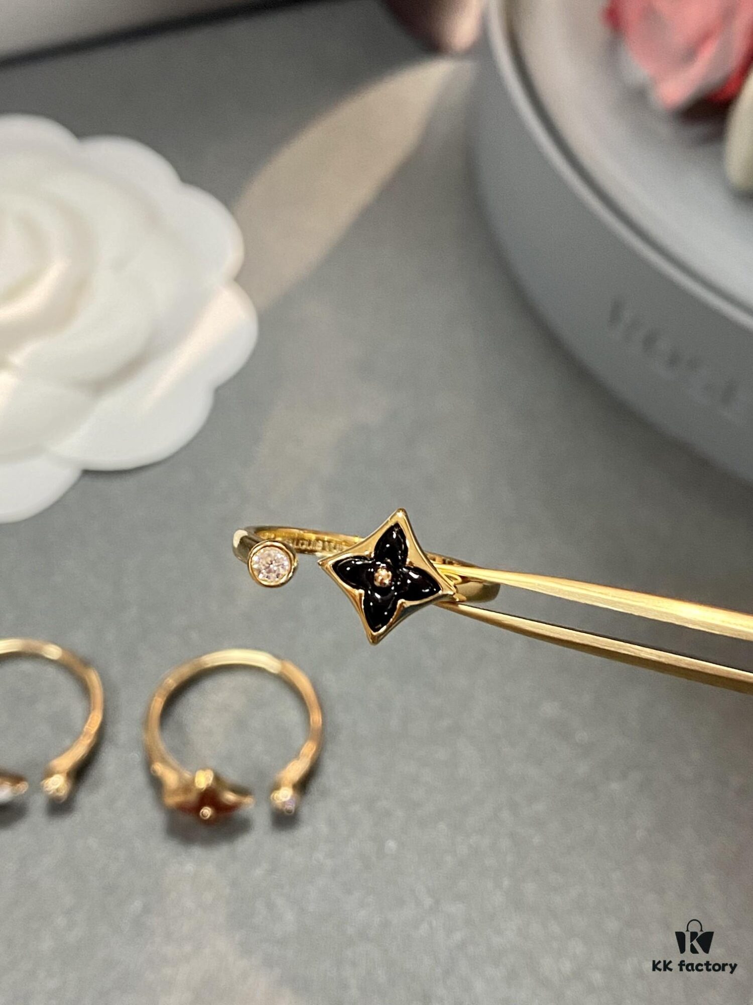 692fd14a99f2d84055c89f3b New Arrival Louis Vuitton LV Mother-of-Pearl Clover Double Flower Ring Set, Minimalist and Elegant Style, Classic Versatile Jewelry, Premium German-Imported V Gold Plated with Thick Gold Coating, Default Rose Gold, Available in Yellow and White Gold