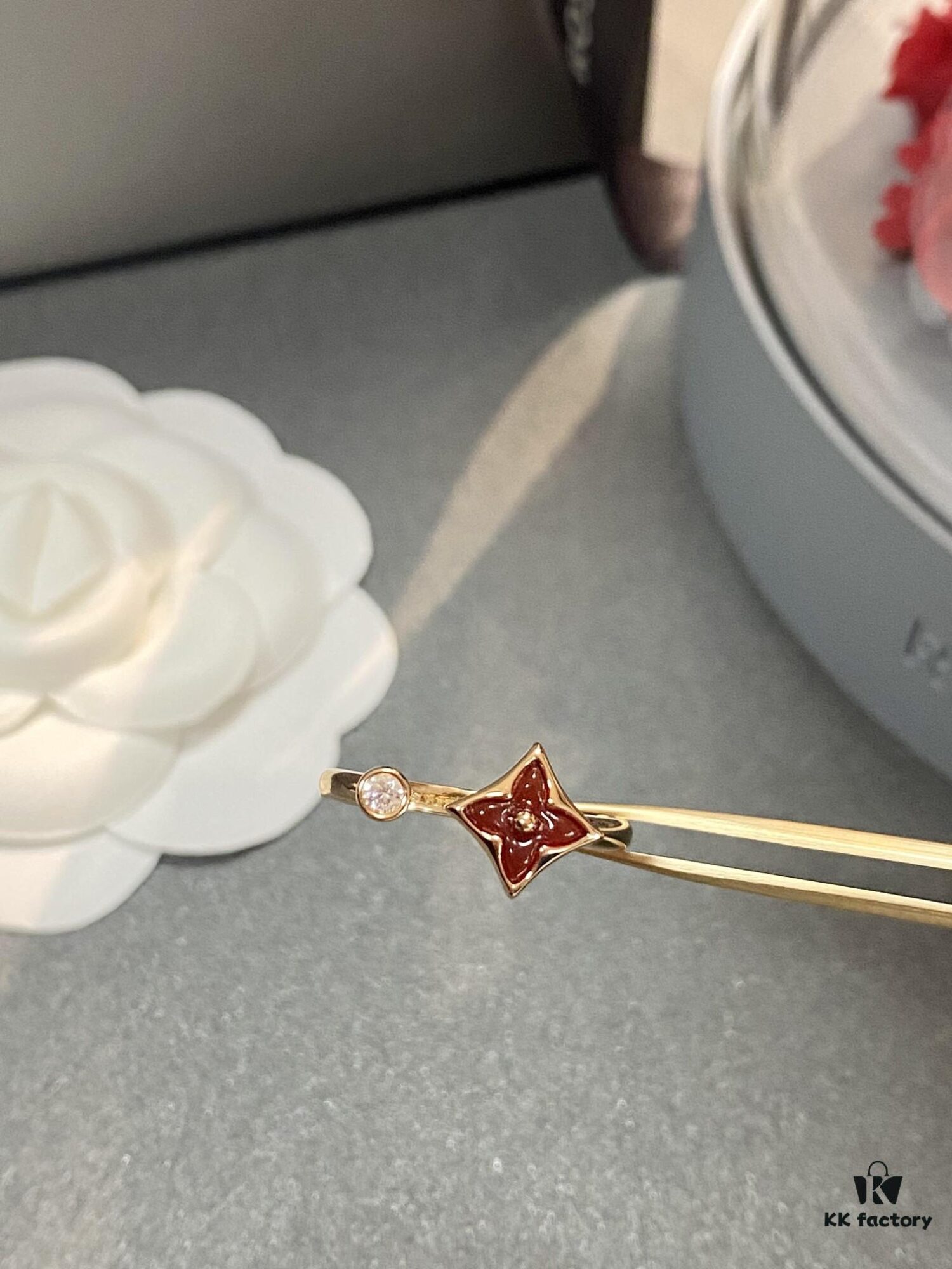 692fd15499f2d84055c89f50 New Arrival Louis Vuitton LV Mother-of-Pearl Clover Double Flower Ring Set, Minimalist and Elegant Style, Classic Versatile Jewelry, Premium German-Imported V Gold Plated with Thick Gold Coating, Default Rose Gold, Available in Yellow and White Gold