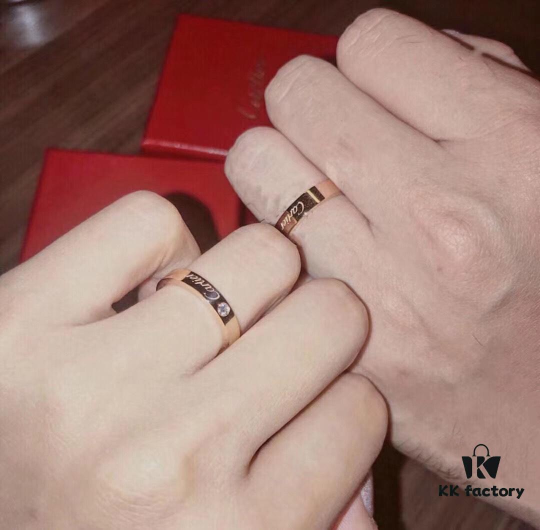 【Top-tier Purchasing】👑Cartier Single Diamond Letter Ring, Ultra-precise Craftsmanship, Exclusive Customization, Premium Wide Version, CNC Engraving, Selected German Imported S925 Sterling Silver with Thick Gold Plating, Available in Rose Gold and Platinum