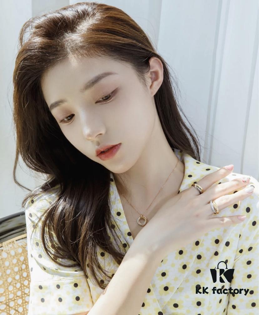V Gold Cartier Small Three-Ring Diamond Necklace