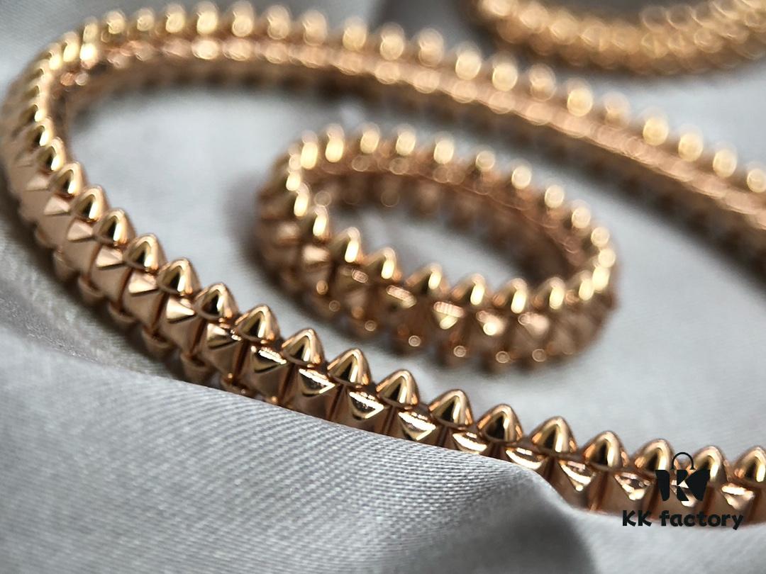 Although the stud elements appear sharp and edgy, they feel surprisingly delicate when worn ❤️