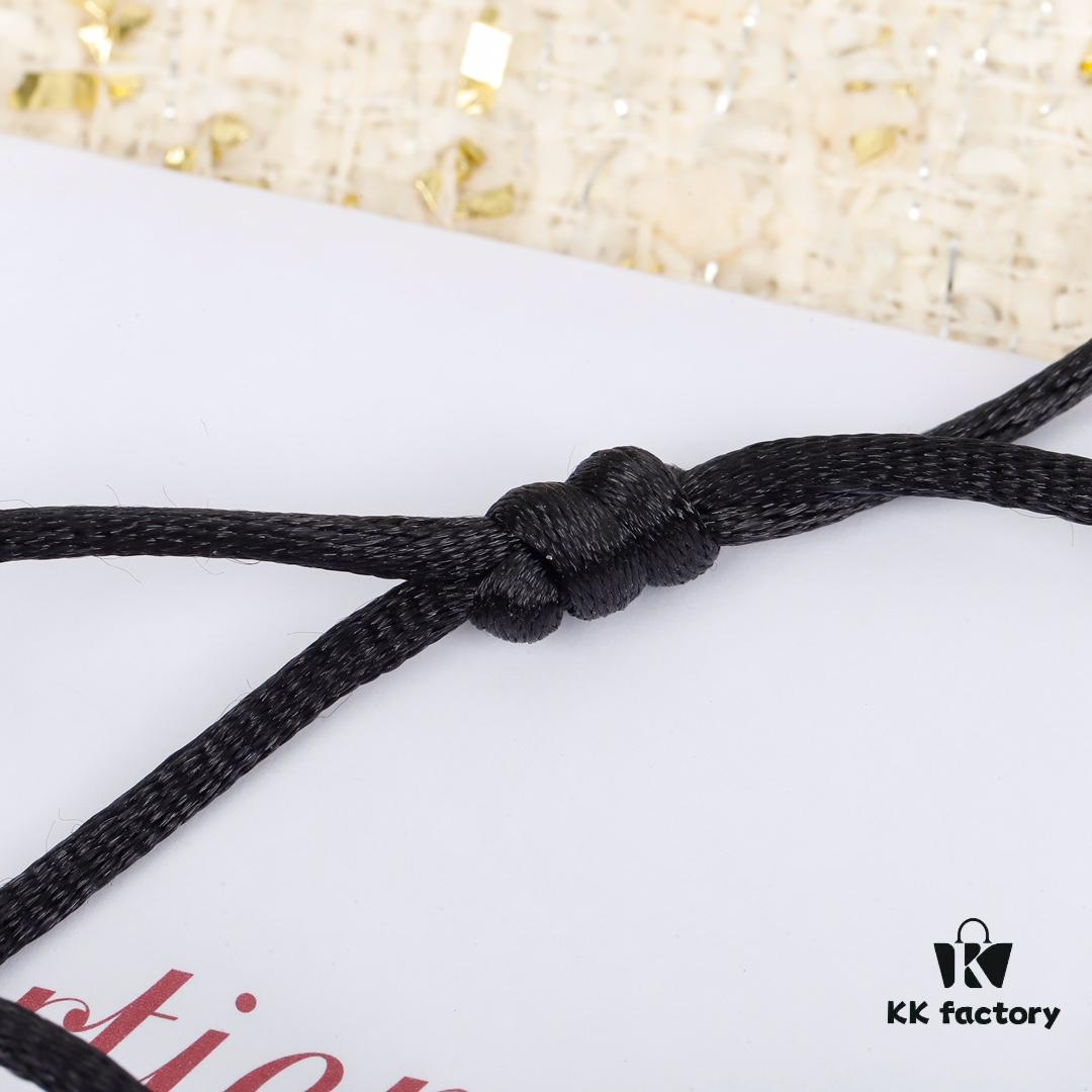 Cartier TRINITY Bracelet, Three Interlocking Rings Symbolizing Eternal Love and Affection