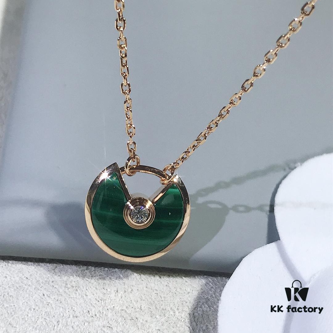 692fd27299f2d84055c8a1f8 Carter Amulette Pendant Necklace - Malachite (Good Luck Charm)