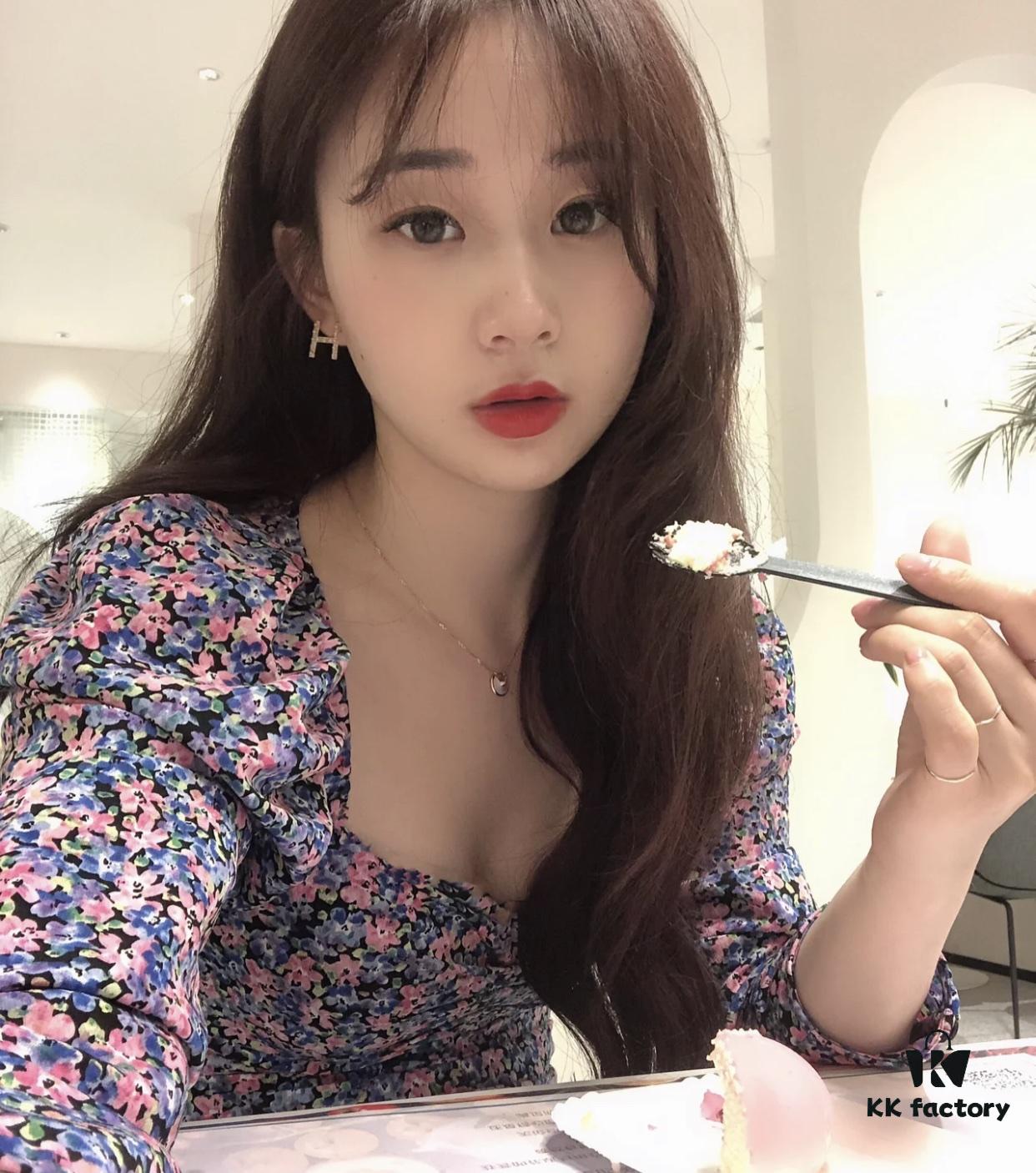 692fd36e99f2d84055c8a394 Elegant and Simple Collarbone Chain – A Timeless Accessory That Appeals to Every Woman