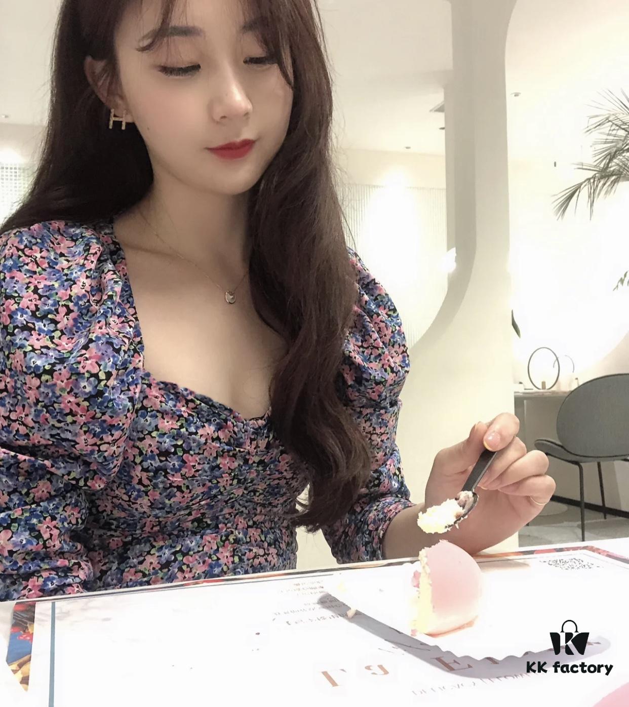 692fd36e99f2d84055c8a396 Elegant and Simple Collarbone Chain – A Timeless Accessory That Appeals to Every Woman