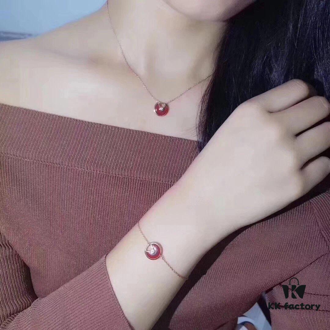 692fd37099f2d84055c8a399 Elegant and Simple Collarbone Chain – A Timeless Accessory That Appeals to Every Woman