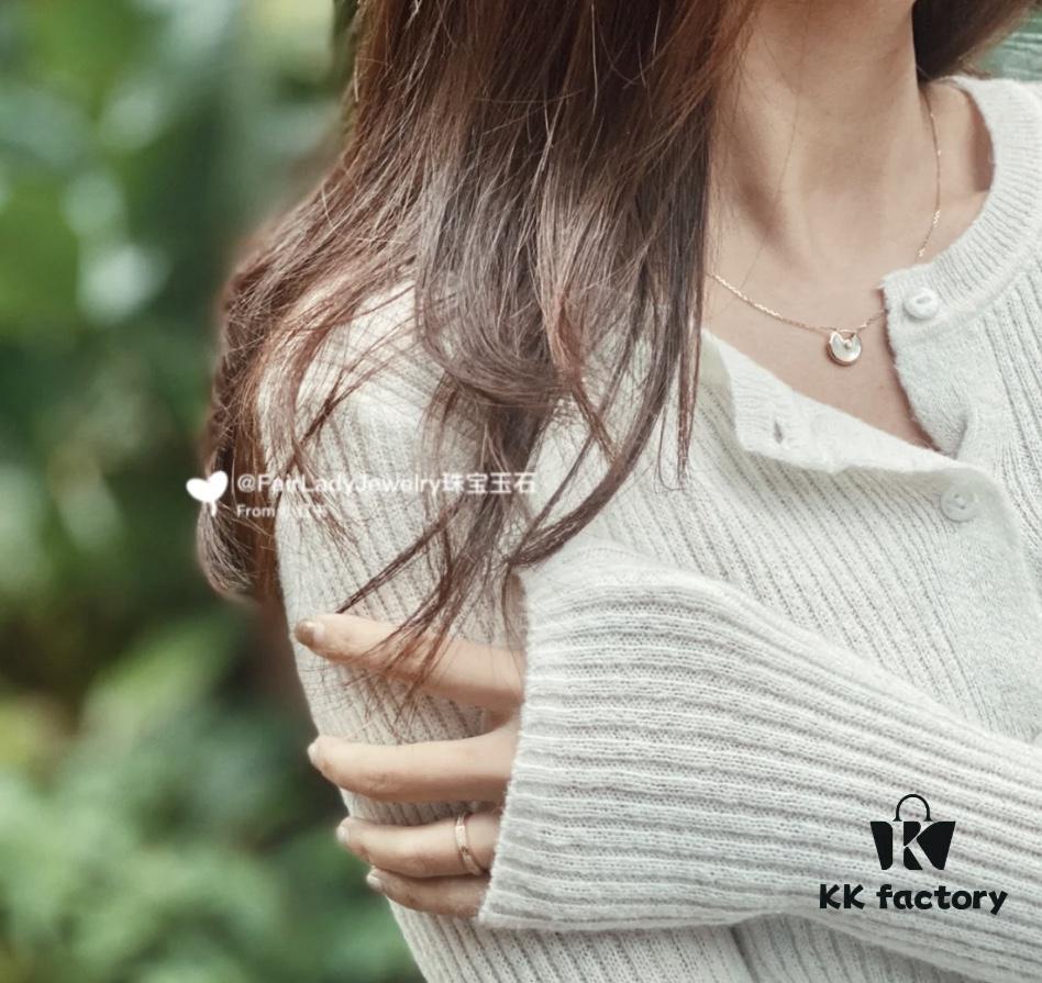 Sparkling and adorable, with a minimalist design that exudes an ethereal charm! Especially complements V-neck outfits by beautifully accentuating the collarbone lines 😘