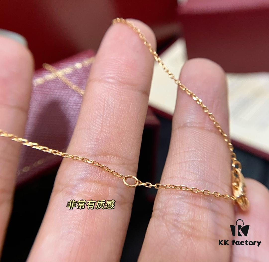 Another set of real shots for the chain. The entire chain is substantial in weight! Features a small clasp for adjustable length, making it eye-catching yet traditional to wear, with a unique design that stands out.