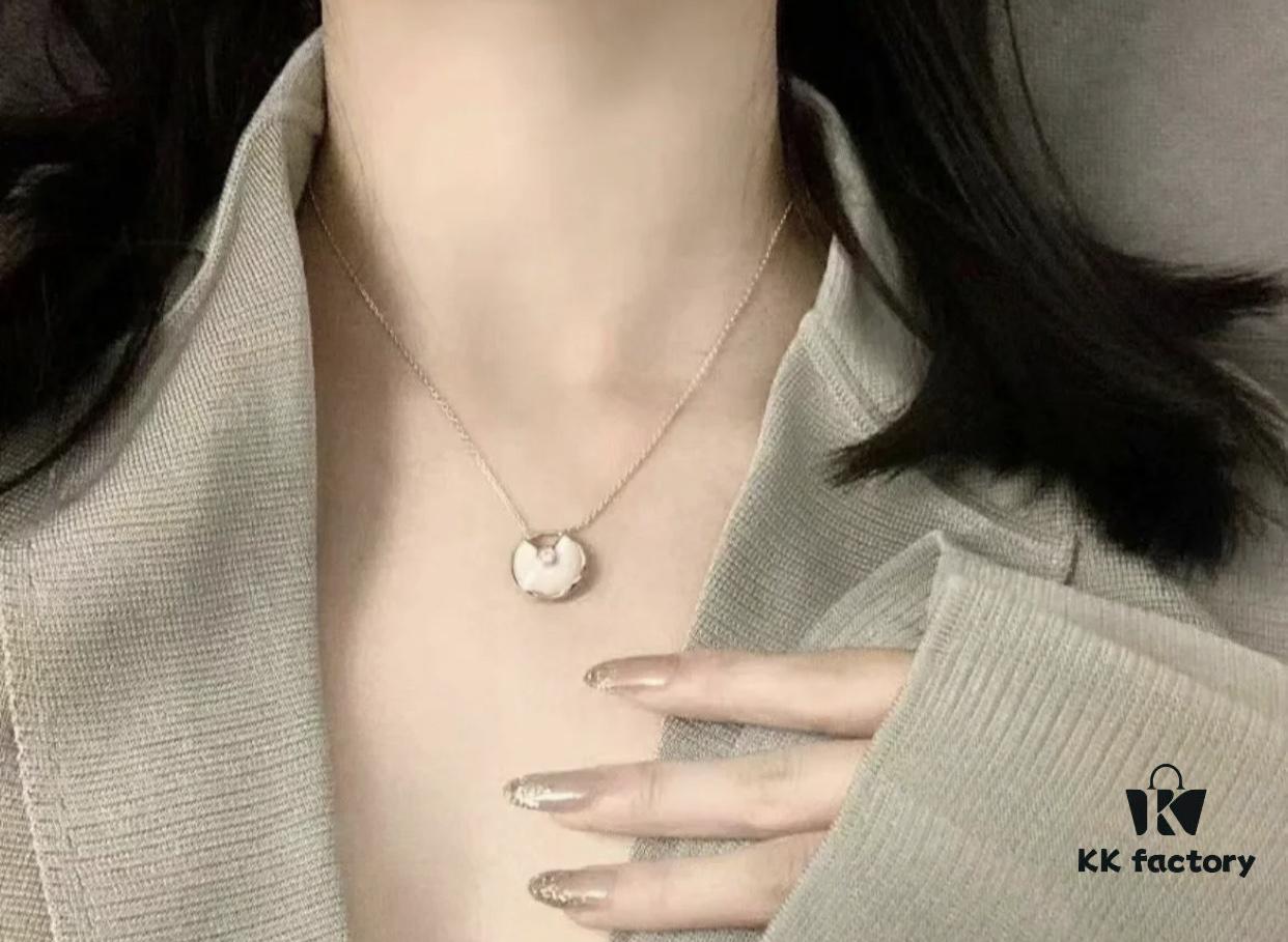 692fd39e99f2d84055c8a3e6 Classic Amulet Necklace, a Timeless Piece I've Worn for Four Years – Effortlessly Matches Any Style