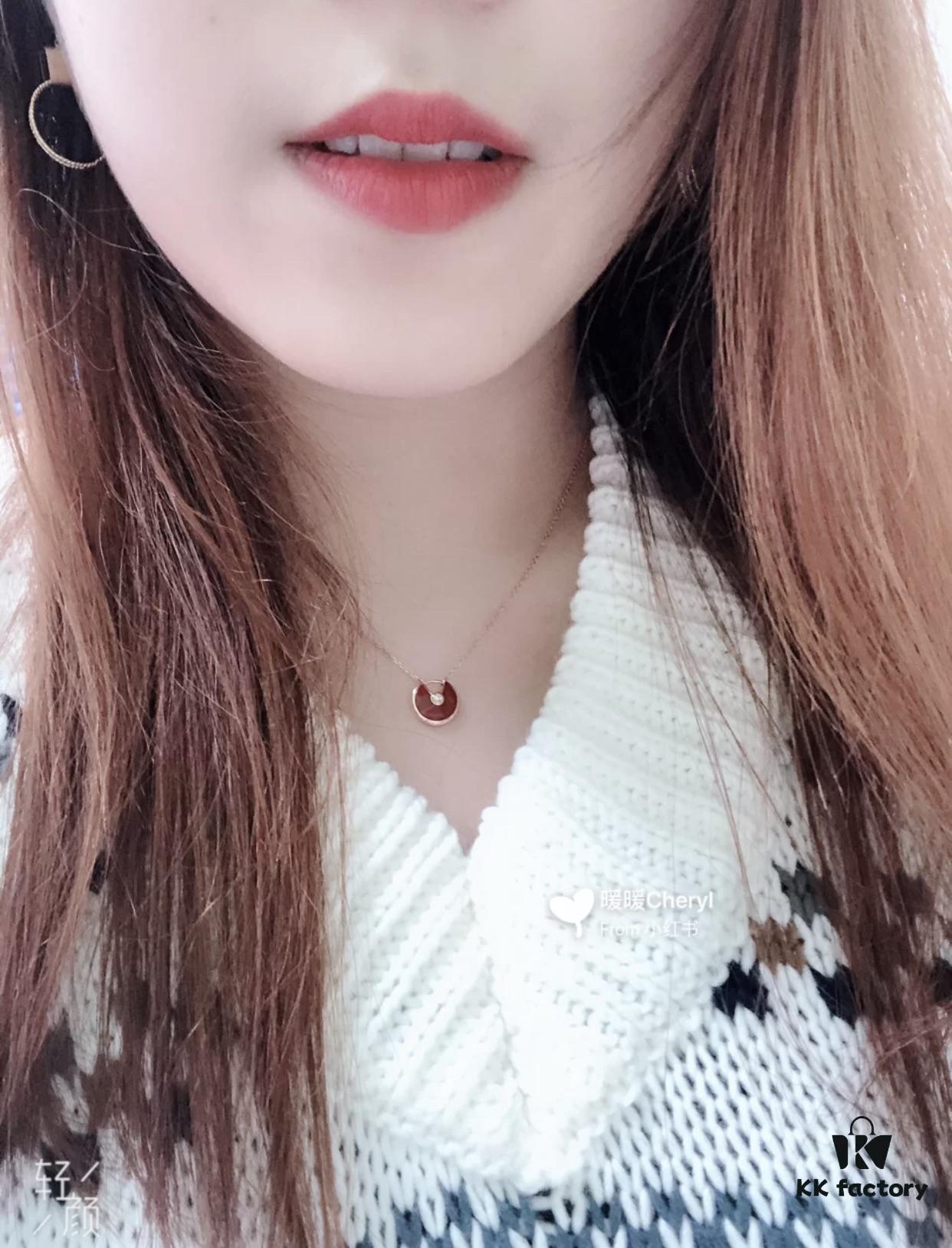 Sparkling and adorable, with a minimalist design that exudes an ethereal charm! Especially complements V-neck outfits by beautifully accentuating the collarbone lines 😘