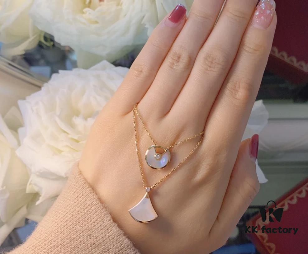 692fd3a799f2d84055c8a3f9 Two colors arranged today, red represents health, white represents protection, a destined connection at first sight, with each piece carrying such beautiful meaning. Owning it is like possessing supernatural magic, ensuring you won't want to take it off once worn.