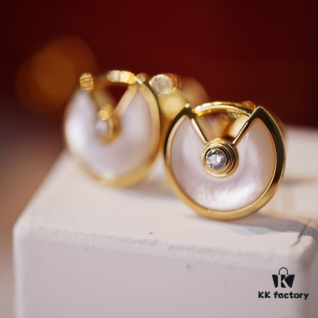 692fd40799f2d84055c8a480 Cartier Amulette de Cartier Classic Stud Earrings, Round Bezel with White Mother-of-Pearl and Green Malachite, CNC Precision-Carved Triple-Layer UFO Design, Double-Sided Inlay, Exquisite Craftsmanship