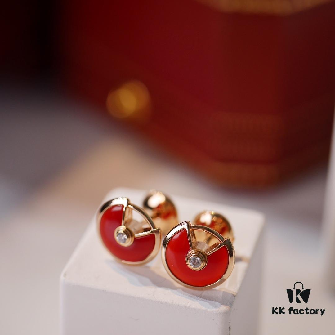 692fd40c99f2d84055c8a486 Cartier Amulette de Cartier Classic Stud Earrings, Round Bezel with White Mother-of-Pearl and Green Malachite, CNC Precision-Carved Triple-Layer UFO Design, Double-Sided Inlay, Exquisite Craftsmanship