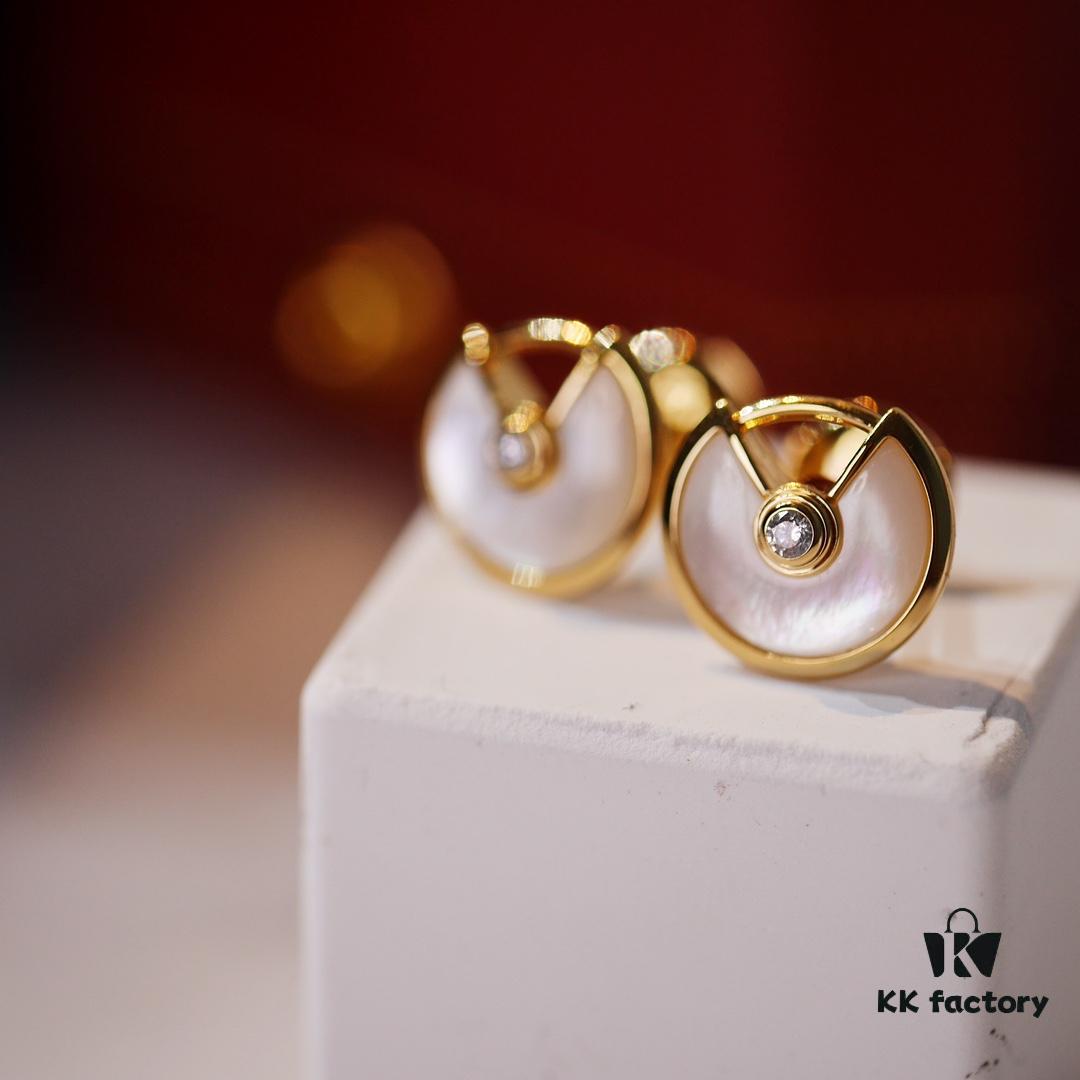 692fd40d99f2d84055c8a487 Cartier Amulette de Cartier Classic Stud Earrings, Round Bezel with White Mother-of-Pearl and Green Malachite, CNC Precision-Carved Triple-Layer UFO Design, Double-Sided Inlay, Exquisite Craftsmanship