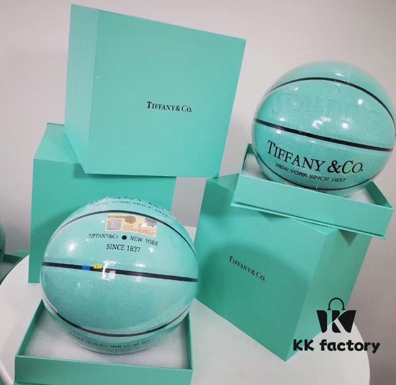 692fd57499f2d84055c8a6ef Tiffany x Spalding Limited Edition NBA Size 7 Basketball - Luxury Gift Boxed Set